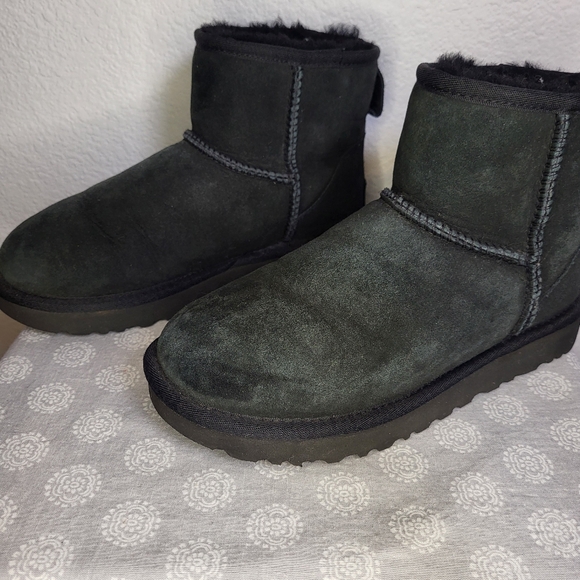 UGGs Low Top Shearling Ankle Boots in Black size 6 - Picture 1 of 11